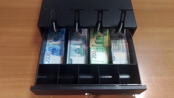 Бумажные купюры в ящике